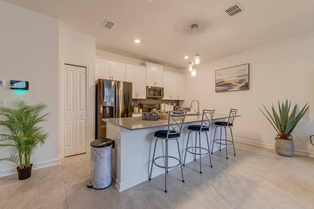 Newly Listed Townhouse Storey Lake, Free Waterpark キシミー エクステリア 写真