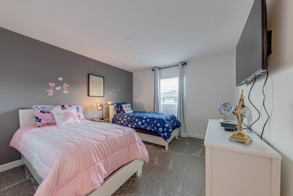 Newly Listed Townhouse Storey Lake, Free Waterpark キシミー エクステリア 写真