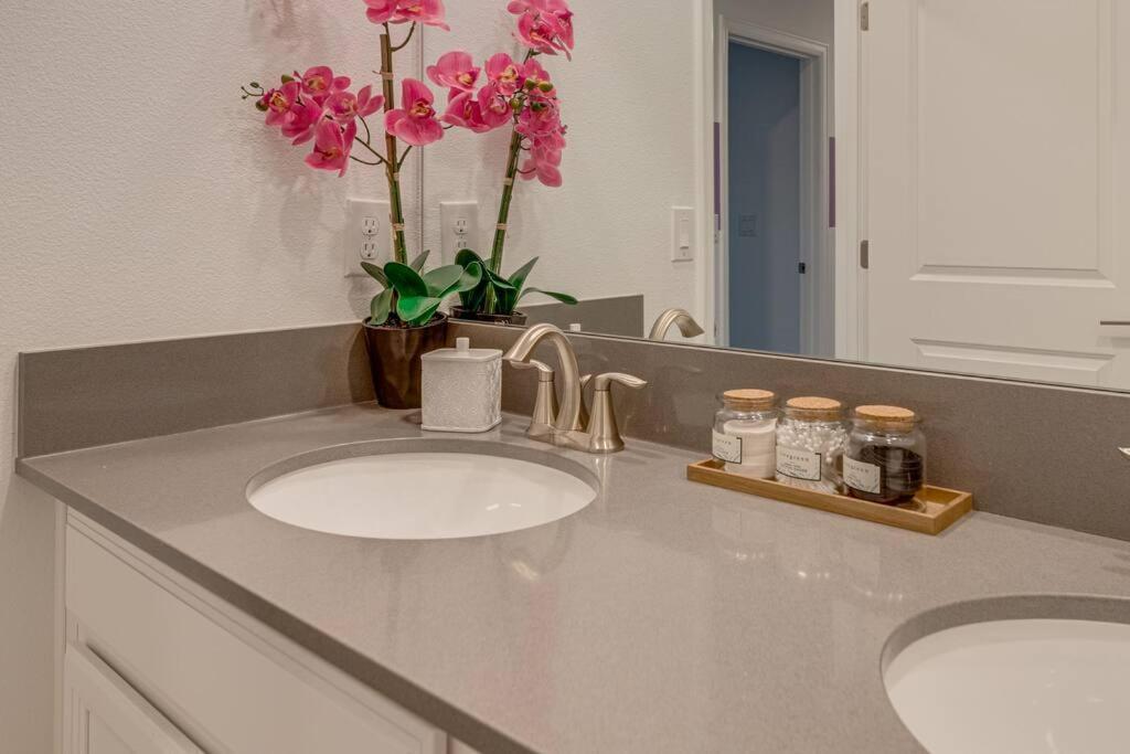 Newly Listed Townhouse Storey Lake, Free Waterpark キシミー エクステリア 写真