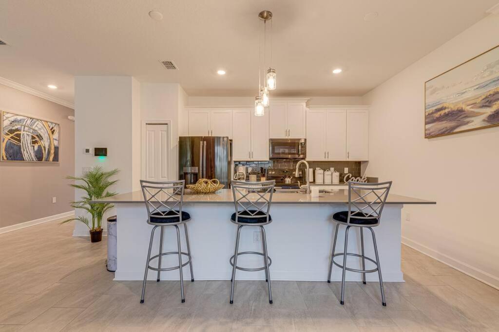 Newly Listed Townhouse Storey Lake, Free Waterpark キシミー エクステリア 写真
